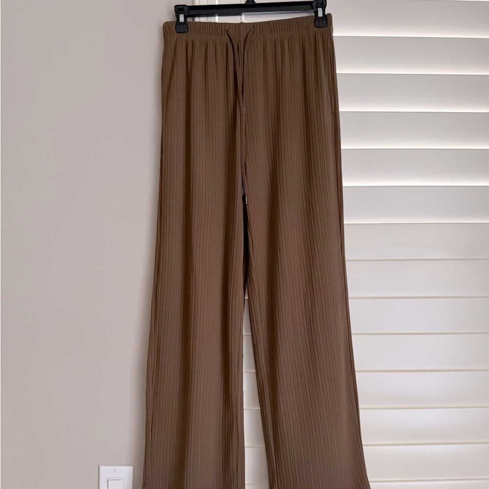 Chic brown wide leg women’s pant with drawstring elastic waistband.